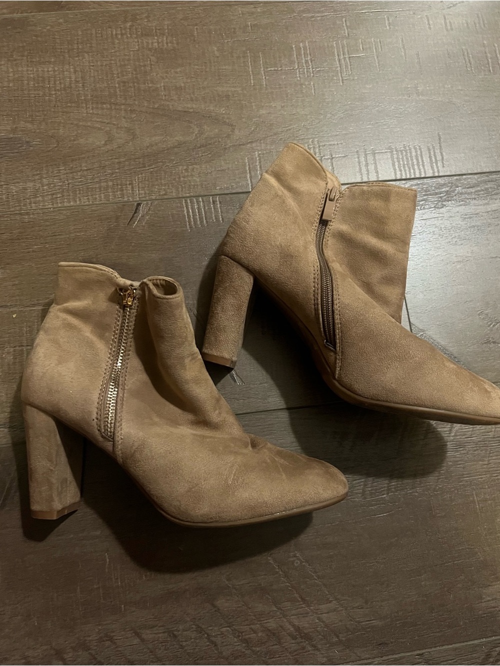 TOP MODA Women's Ankle Boot Booties Camel Faux Suede 3.5” Heel Zip Up Sz 8.5